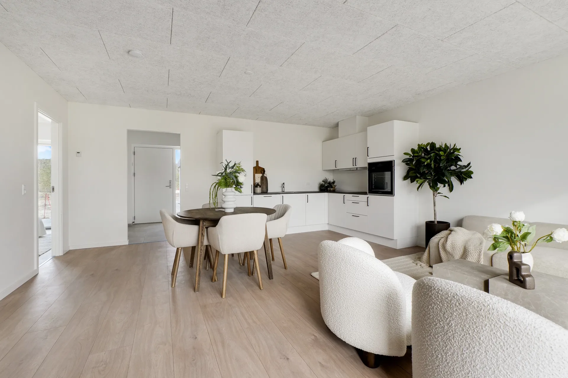 Rummelig 3-værelser rækkehus med privat terrasse & carport - Foto 1