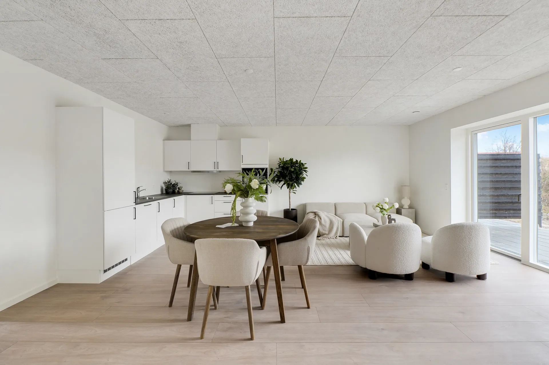 Moderne 3-værelsesrækkehus med privat terrasse og parkering i Køge - Foto 1