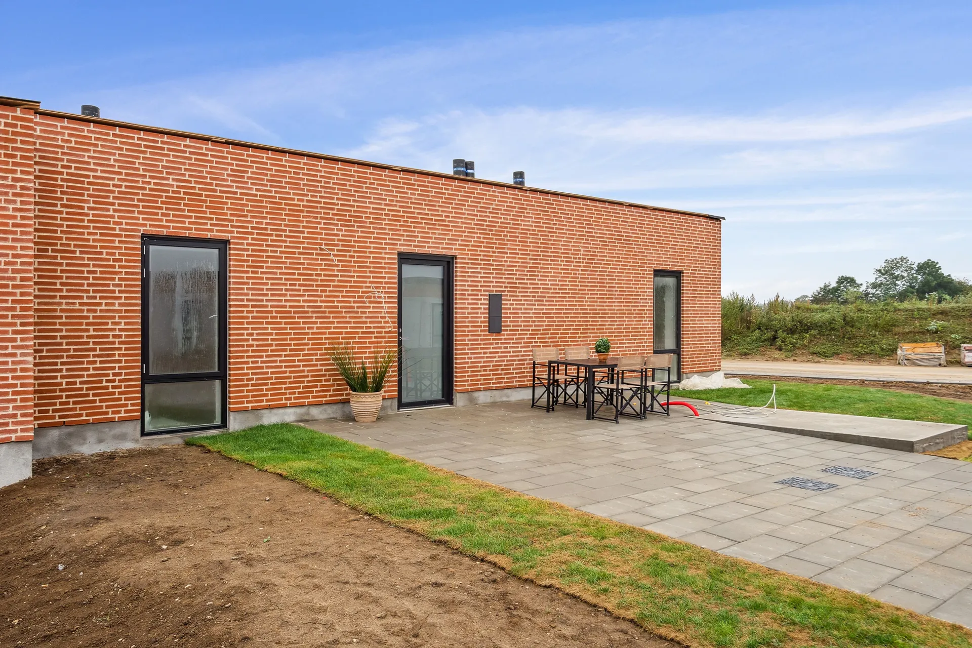 Moderne 2-værelses rækkehus med have og parkering - Foto 1