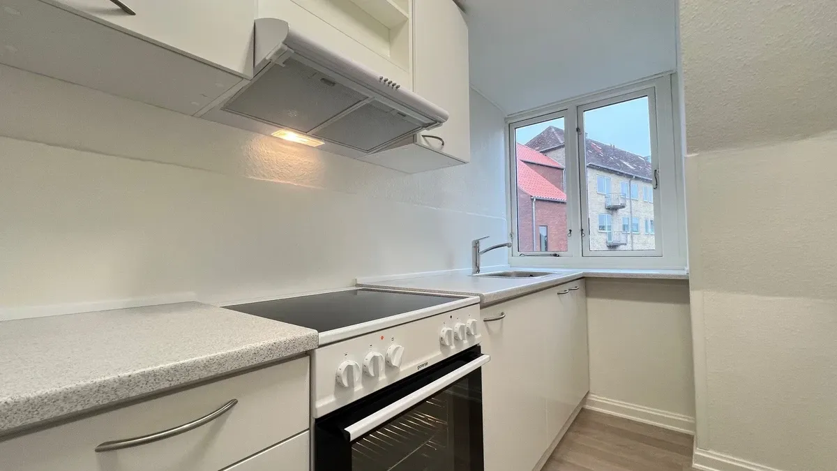 Renoveret 2-værelses central lejlighed med altan - Randers - Foto 1