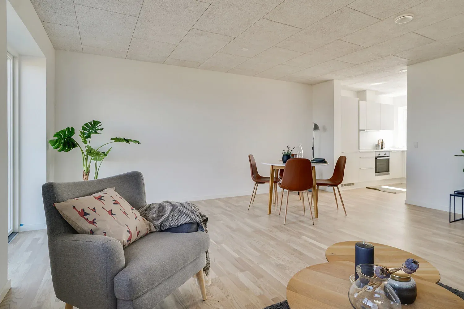 Rummelig 4-værelsers rækkehus med privat have og terrasse - Foto 3